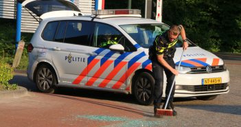 Ruit politieauto ingeslagen tijdens afhandeling ongeval