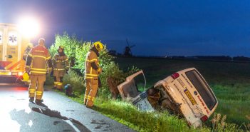 Bestelwagen belandt in sloot langs Oosteinde in Oud-Alblas