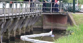 Gestolen auto te water bij de Helsluis in Dordrecht