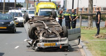Auto slaat over de kop in Dordrecht