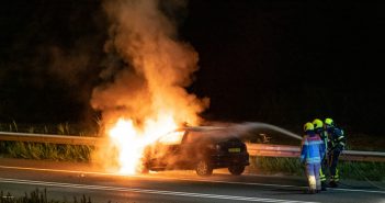 Auto in brand op de A16 bij Dordrecht