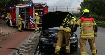 Auto in brand op de Nieuweweg in Hardinxveld-Giessendam