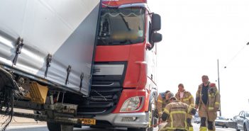 Tankwagen botst achterop vrachtwagen met klapband op A15