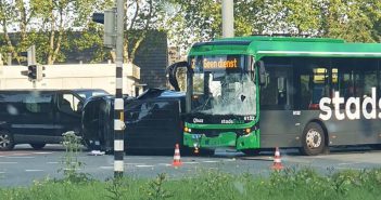 Bestelbus en stadsbus botsen in Dordrecht