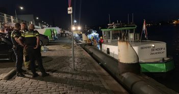 Brandweer blust brand op schip in Dordrecht