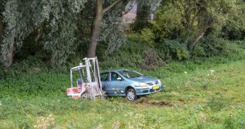 Auto en heftruck van de dijk in Gorinchem