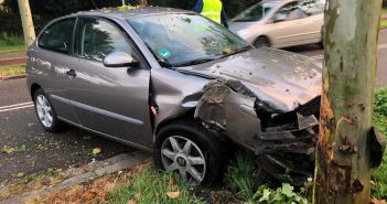 Auto botst tegen boom in Nieuw-Lekkerland