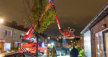 Brandweer haalt patiënt met hoogwerker uit woning in Alblasserdam