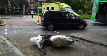 Scooterrijder en automobiliste botsen in Dordrecht