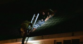 Hulpdiensten redden meisje van dak in Dordrecht