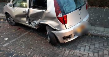 Over de kop slaande automobilist zorgt voor ravage in Dordrecht