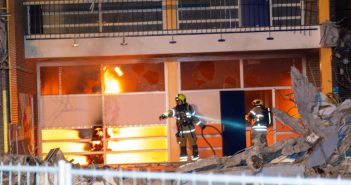 Brandweer blust brand in oude school in Alblasserdam