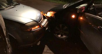 Auto’s botsen frontaal in Arkel