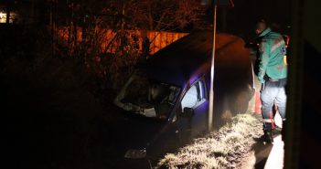 Bestelbus vliegt uit de bocht en belandt in sloot