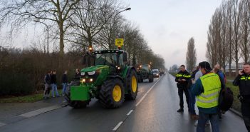 Actievoerende boeren verzamelen in Dordrecht