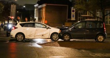 Auto’s botsen op de Groenedijk in Dordrecht