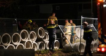Man bekneld in betonnen buis in Dordrecht