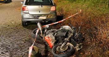 Motor en auto beschadigd bij brand in Dordrecht