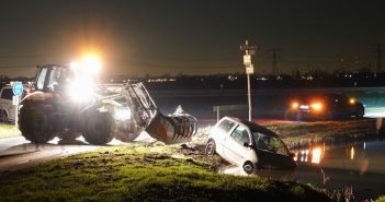 Auto raakt te water in bocht Oud-Alblas