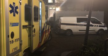Handhavers krijgen klappen tegen het hoofd bij café in Dordrecht