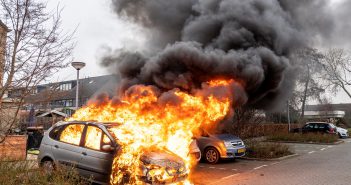 Twee auto’s volledig in brand in Alblasserdamse Fazantstraat