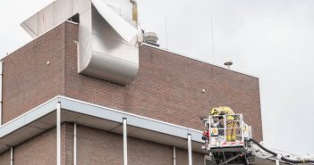 Brandweer verwijdert loshangend plaatwerk in Dordrecht