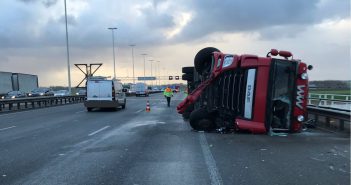 Veel hinder op A16 na gekantelde vrachtwagen
