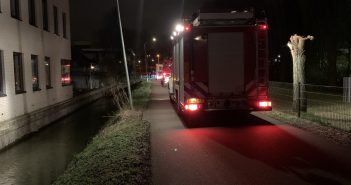 Voorbijgangers halen vrouw uit slootje in Dordrecht