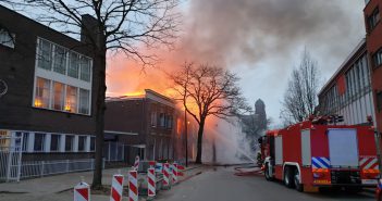 Grote brand aan de Dubbeldamseweg Noord in Dordrecht