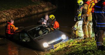 Brandweer haalt bestuurder uit te water geraakte auto in Hoornaar