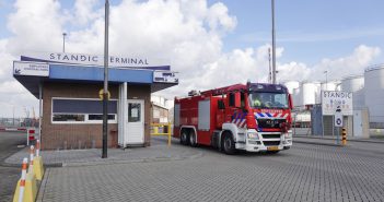Vrachtwagenbrand bij bedrijf in Dordrecht snel onder controle