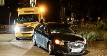 Auto rijdt rechtdoor tegen rotonde