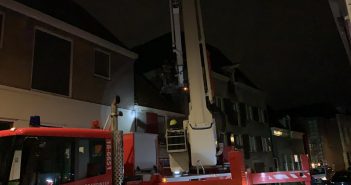 Arrestatieteam haalt over daken springende man naar beneden in Dordrecht