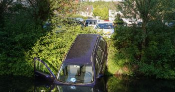 Auto belandt in sloot in Papendrecht