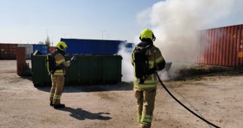 Brandweer blust containerbrand in Hendrik-Ido-Ambacht