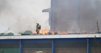 Brand op dak van Nedstaal-pand in Alblasserdam (update)