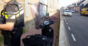 Snorfietsers op fietspad langs dijk in Alblasserdam gaan op de bon