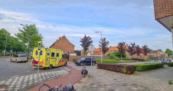 Fietsster (54) slaat over de kop in Alblasserdam; traumahelikopter geland