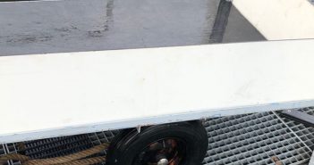 Politie laat baldadige jeugd kar opduiken in Alblasserdamse haven