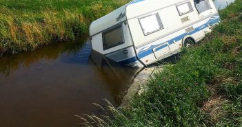 Caravan belandt in de sloot langs A27; auto spoorloos