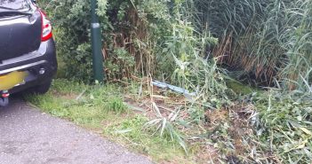 Quad klapt achterop geparkeerde auto en raakt te water