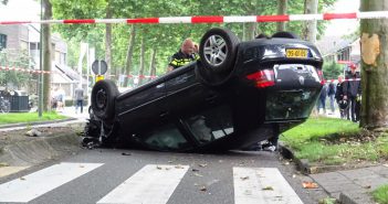 Auto slaat over de kop in Dordrecht