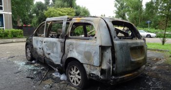 Twee auto’s branden uit in Dordrecht; vijf andere auto’s beschadigd