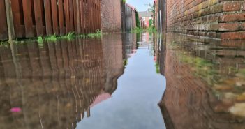 Brandweer rukt uit voor wateroverlast in Papendrecht; water in woning en brandgangen