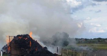 Strobalen vliegen in brand door vonkenregen