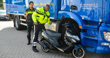 Scooterrijder botst tegen afslaande vrachtwagen in Gorinchem