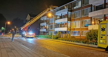 Brandweer haalt met ladderwagen patiënt uit flatwoning Gorinchem