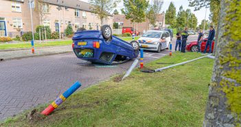 Man botst tegen paaltjes en slaat over de kop in Nieuw-Lekkerland