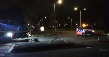 Auto botst tegen lantaarnpaal in Zwijndrecht