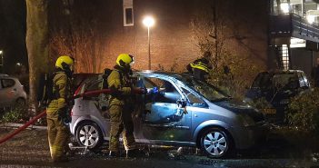 Brandweer blust autobrand in Sliedrecht